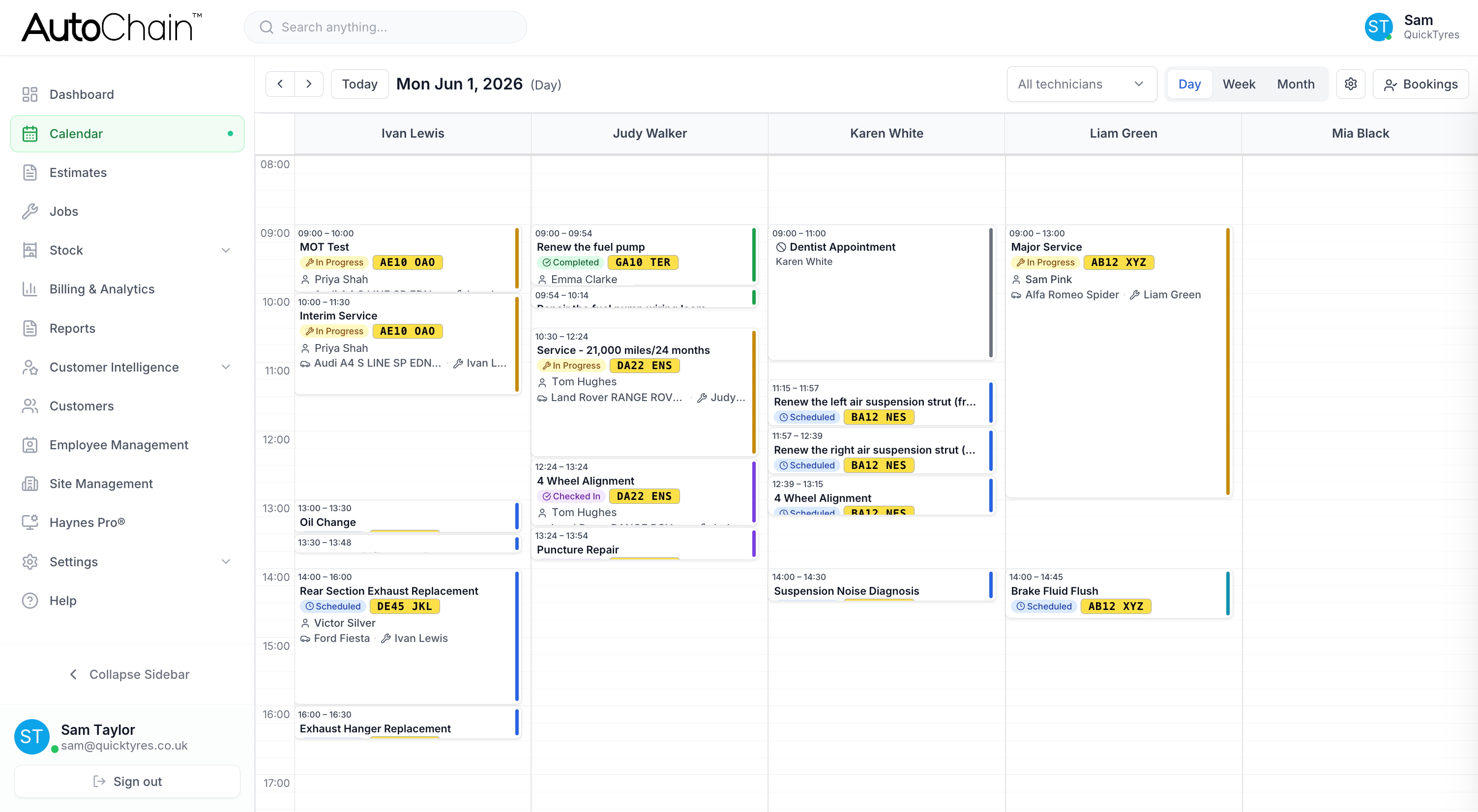AutoChain calendar showing the working week with technicians and bookings