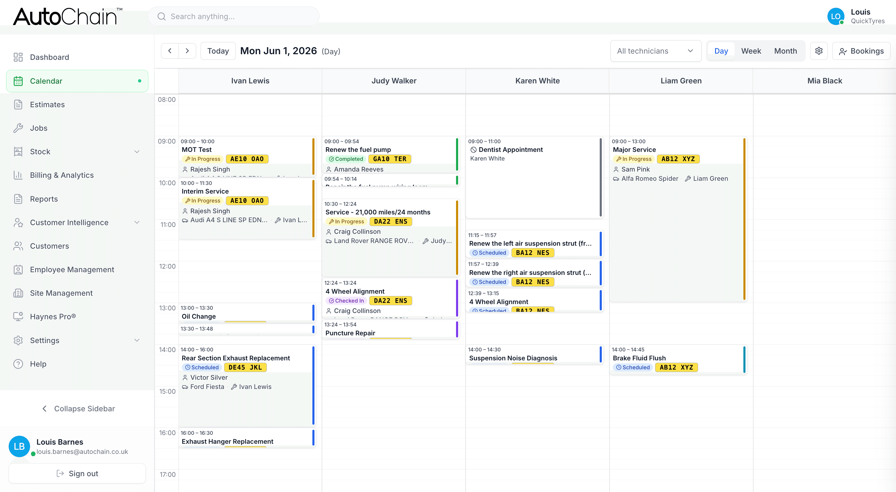 AutoChain calendar showing the working week with bookings and technicians