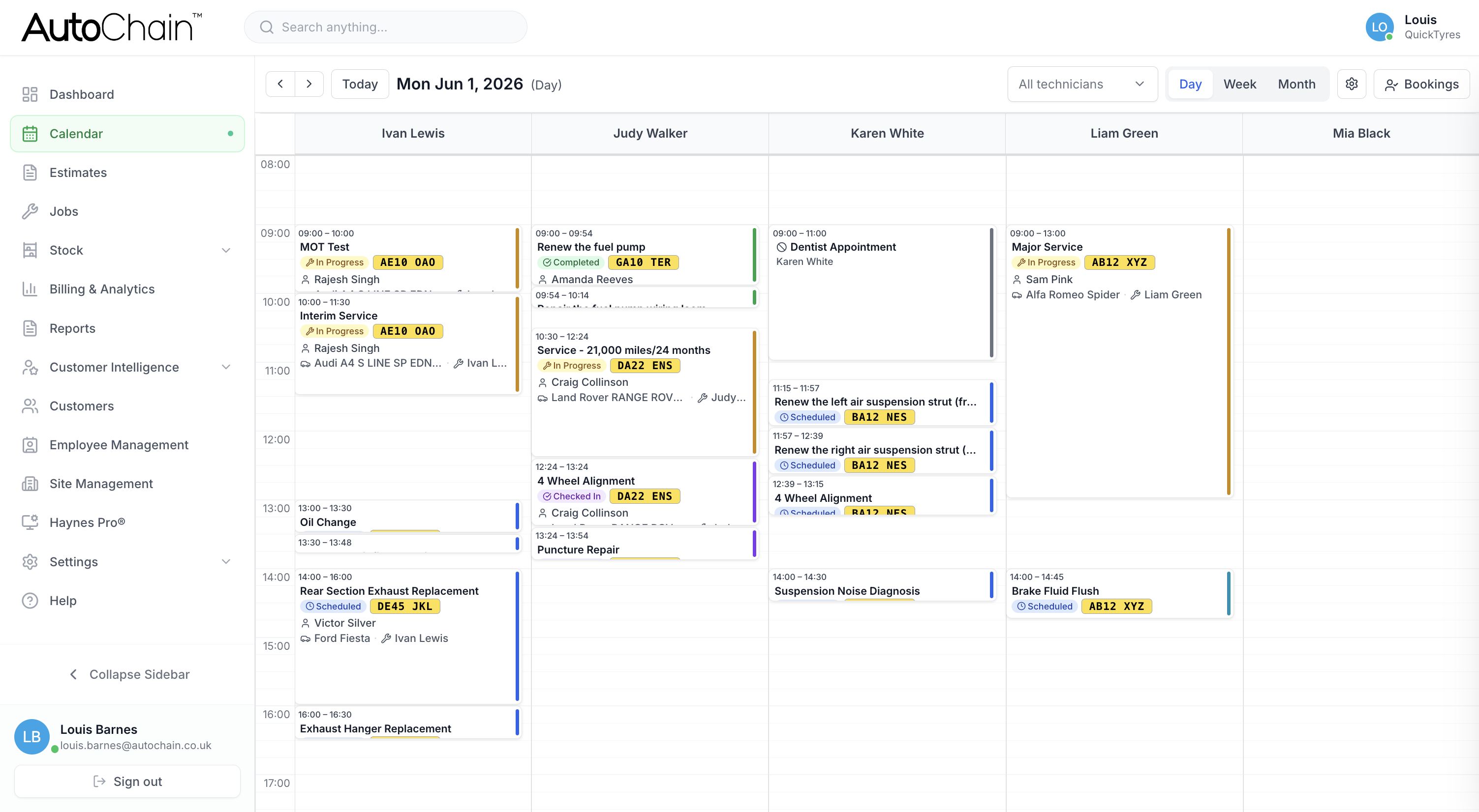 AutoChain calendar showing the working week with technicians and bookings